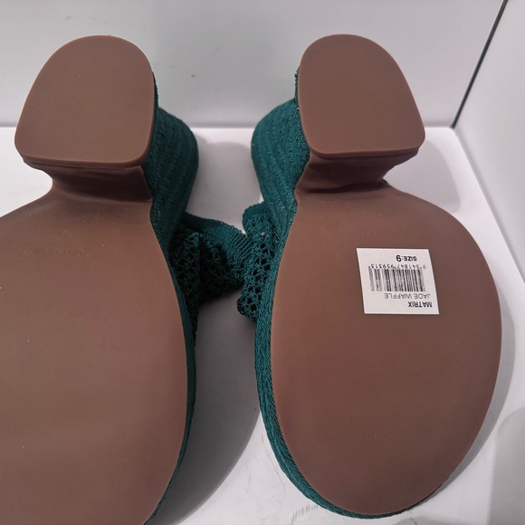 Tony Bianco size 9 matrix jade waffle wedge, never worn 4 in heel - Picture 6 of 7